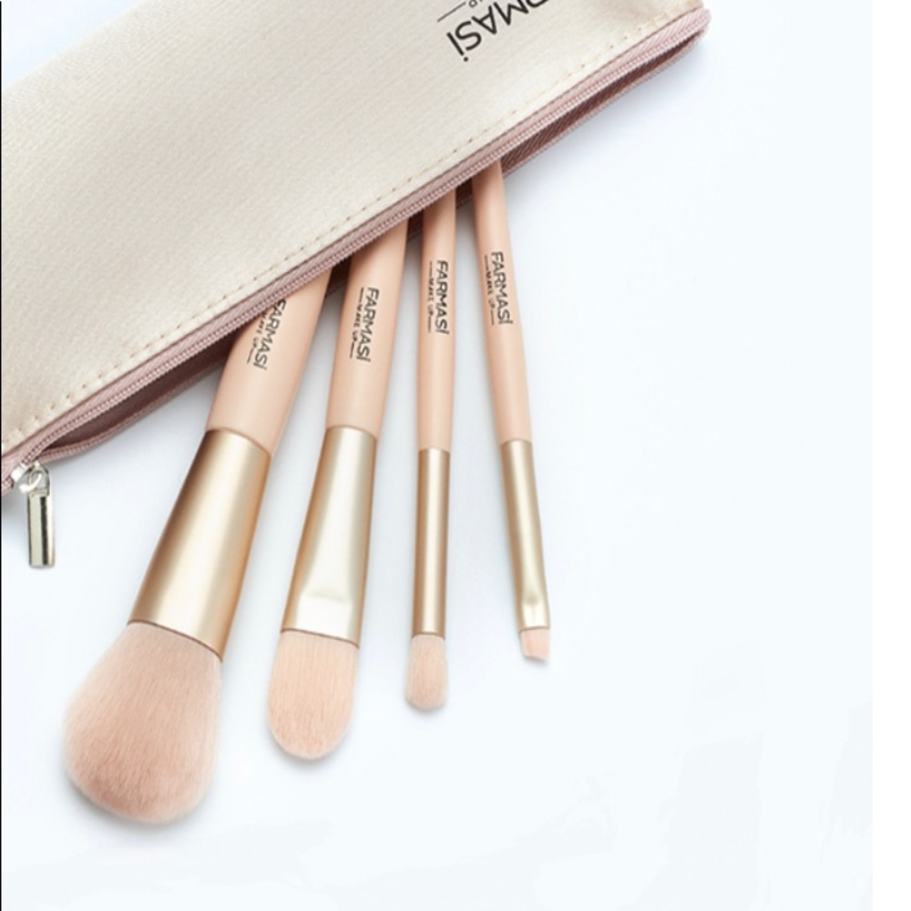 Blush and Powder Brush
Foundation Brush
Blending Brush
Brow & Eyeliner Brush